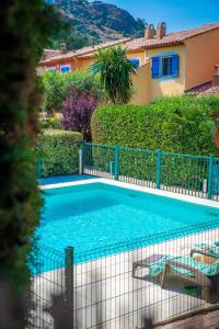 ein Swimmingpool vor einem Haus in der Unterkunft Bleu Indigo Piscine, Parking, Au calme in La Garde-Freinet