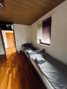 Postel nebo postele na pokoji v ubytování Pension mitten im Pfälzerwald