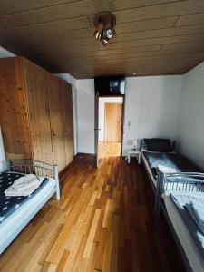 Postel nebo postele na pokoji v ubytování Pension mitten im Pfälzerwald