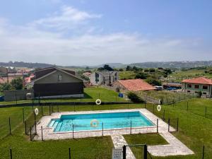 an image of a swimming pool in a yard at Apartamento La Cala Cuchía - Monabri in Cuchia