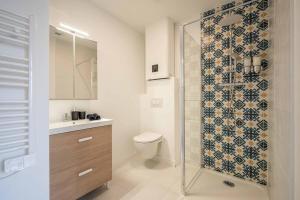 ein Badezimmer mit Dusche, Toilette und Waschbecken in der Unterkunft L'Alcazar - Appartement à deux pas des halles - Climatisation in Narbonne