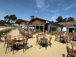 Un toit sur le bassin les Embruns餐厅或其他用餐的地方