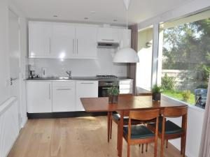 Η κουζίνα ή μικρή κουζίνα στο Bungalow in Callantsoog near Sandy Beaches