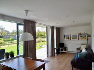 Χώρος καθιστικού στο Bungalow in Callantsoog near Sandy Beaches