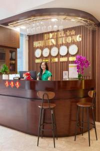 a woman standing at a counter in a store at Nguyên Hương Hotel in Ho Chi Minh City