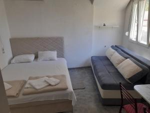 Postel nebo postele na pokoji v ubytování Apartmani Jacimovic