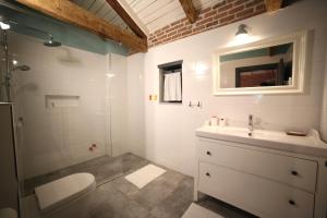 Koupelna v ubytování Attalos Suites Hotel + 37 fotografií