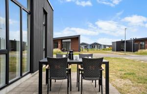 Una mesa y sillas negras en un patio. en 4 Bedroom Beautiful Home In Ringkøbing, en Ringkøbing 13 fotos más