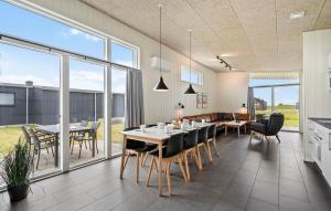 Una cocina y un comedor con mesa y sillas. en 4 Bedroom Beautiful Home In Ringkøbing, en Ringkøbing