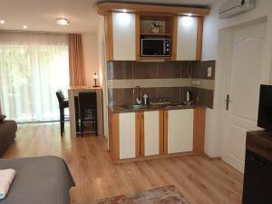 Kuchyňa alebo kuchynka v ubytovaní Orient Apartmanház
