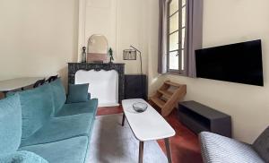 Una televisión o centro de entretenimiento en Bel appartement lumineux-Avignon centre, vue le Palais des Papes depuis la loggia