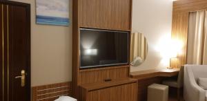 TV a/nebo společenská místnost v ubytování Golden Tower Hotel Al Khobar Corniche