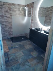 Ένα μπάνιο στο Chez Brigitte Guesthouse