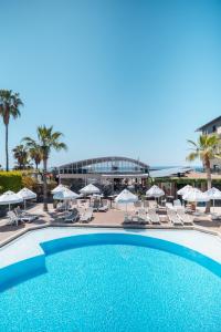 Bazén v ubytování Xperia Saray Beach Hotel nebo v jeho okolí