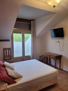 Postel nebo postele na pokoji v ubytování hostal Decerca Prádena + 37 fotografií