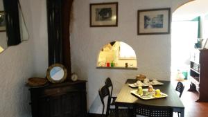 - une salle à manger avec une table et un miroir dans l'établissement Altrove, à Ne