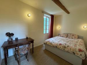 Postel nebo postele na pokoji v ubytování Les Romarins - 5 chambres + 16 fotografií