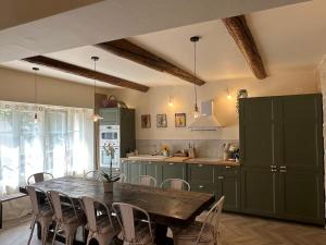 Kuchyň nebo kuchyňský kout v ubytování Les Romarins - 5 chambres