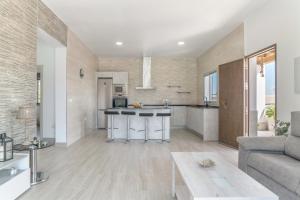 Una cocina y una sala de estar con un sofá y una mesa. en Villa el Olivar 1, en Barbate