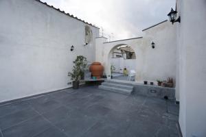 un gran patio con un jarrón en la pared en Attico San Mattia, en Nápoles
