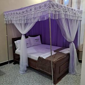 Postel nebo postele na pokoji v ubytování Kilimanjaro lodge