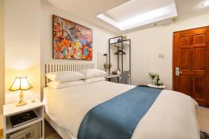 Postel nebo postele na pokoji v ubytování Alpina Regal Hotel