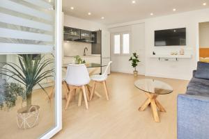 a living room with a couch and a table at Del Valle Hogar Centro in Córdoba