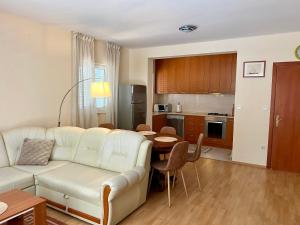 een woonkamer met een witte bank en een keuken bij Pelješka OREBIĆ in Orebić +14 foto's