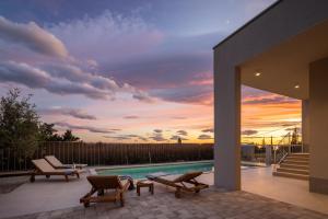 Πισίνα στο ή κοντά στο Summer House Lea - Villa with heated pool and sea view +62 φωτογραφίες
