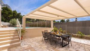 Μπαλκόνι ή βεράντα στο Summer House Lea - Villa with heated pool and sea view