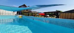 Bazén v ubytování Jun Live Pension in Gangwha nebo v jeho okolí
