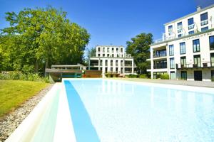 สระว่ายน้ำที่อยู่ใกล้ ๆ หรือใน Ferienwohnung Baltic Lounge in der Villa Amalie Binz
