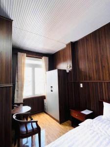 Postel nebo postele na pokoji v ubytování Khách sạn Đoàn Vượng Đà Lạt
