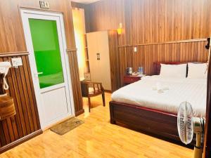 Postel nebo postele na pokoji v ubytování Khách sạn Đoàn Vượng Đà Lạt