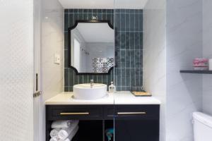 Koupelna v ubytování Alpina Regal Hotel + 23 fotografií