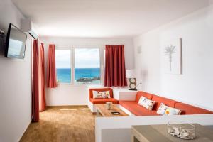 TV a/nebo společenská místnost v ubytování Neptuno Suites - Adults Only