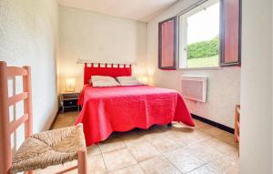 - un lit rouge dans une chambre avec fenêtre dans l'établissement Charmante Maison À La Campagne, à Saint-Crépin-et-Carlucet