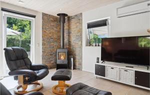 TV a/nebo společenská místnost v ubytování Cozy Home In Glesborg With Wifi