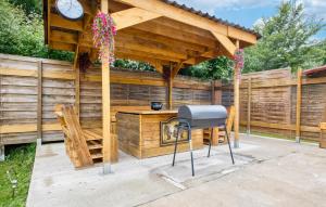 ein Holzpavillon mit Kamin und Uhr in der Unterkunft Charmante Maison À La Campagne in Bourg-du-Bost