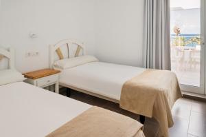 Postel nebo postele na pokoji v ubytování Neptuno Suites - Adults Only