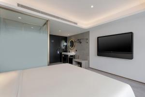 TV a/nebo společenská místnost v ubytování Atour Light Hotel Dalian Xinghai Square Hang Lung Shopping Center