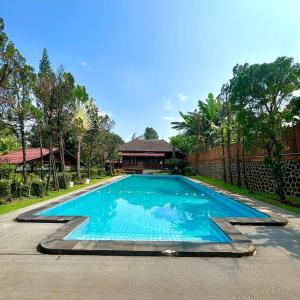 Bazén v ubytování New Panjang Jiwo Resort Syariah nebo v jeho okolí
