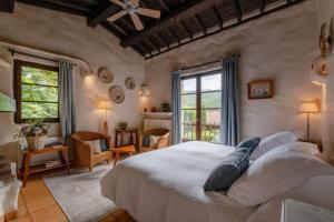 Postel nebo postele na pokoji v ubytování Château De Riell + 37 fotografií