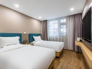 Postel nebo postele na pokoji v ubytování CHEERMAY Hotel Beijing Dongzhimen Guijie Lama Temple