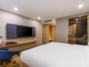 TV a/nebo společenská místnost v ubytování CHEERMAY Hotel Beijing Dongzhimen Guijie Lama Temple