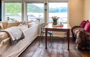 un soggiorno con un divano e un tavolo di 3 Bedroom Amazing Home In Elnesvågen a Sylte
