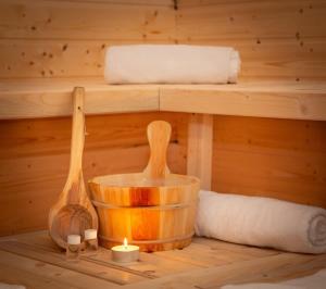a sauna with a wooden bowl and a wooden spoon at Belmonte Whirlpool-Sauna-Billard-Kicker-Kino in Bendorf +108 photos