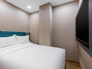 Postel nebo postele na pokoji v ubytování CHEERMAY Hotel Beijing Dongzhimen Guijie Lama Temple