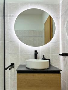 un baño con lavabo y espejo en Holihome Olympia, en Alba Adriatica 25 fotos más