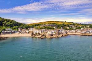een luchtzicht op een stad met een strand bij Finest Retreats - Blue Monkey in Cawsand